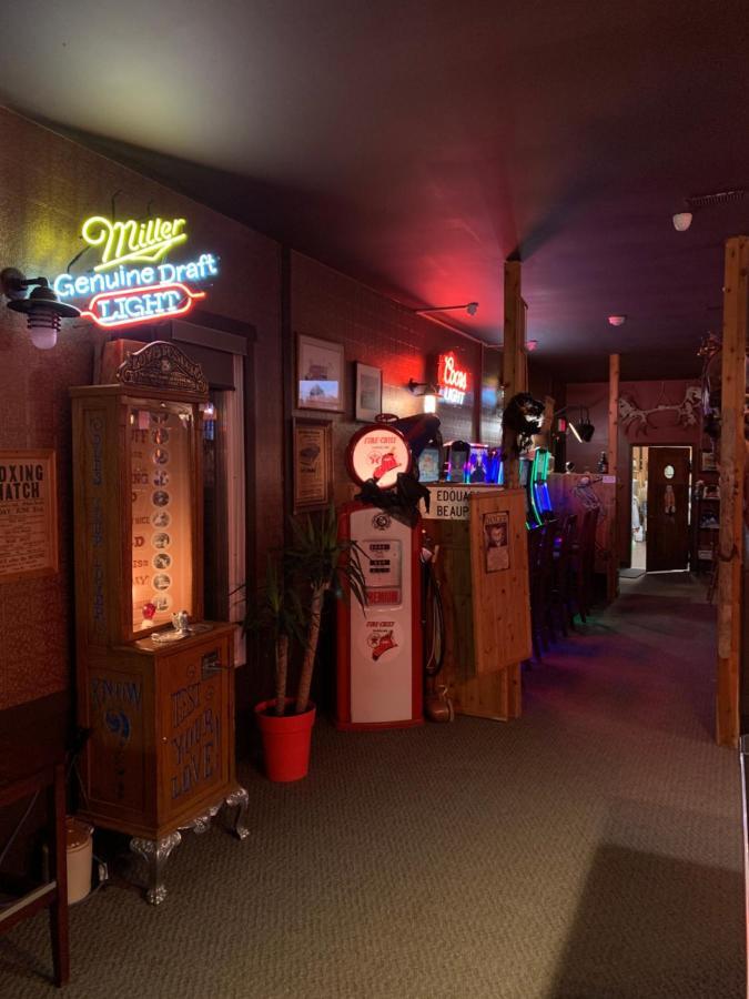 Jolly Giant Pub & Motel Willow Bunch Exterior foto